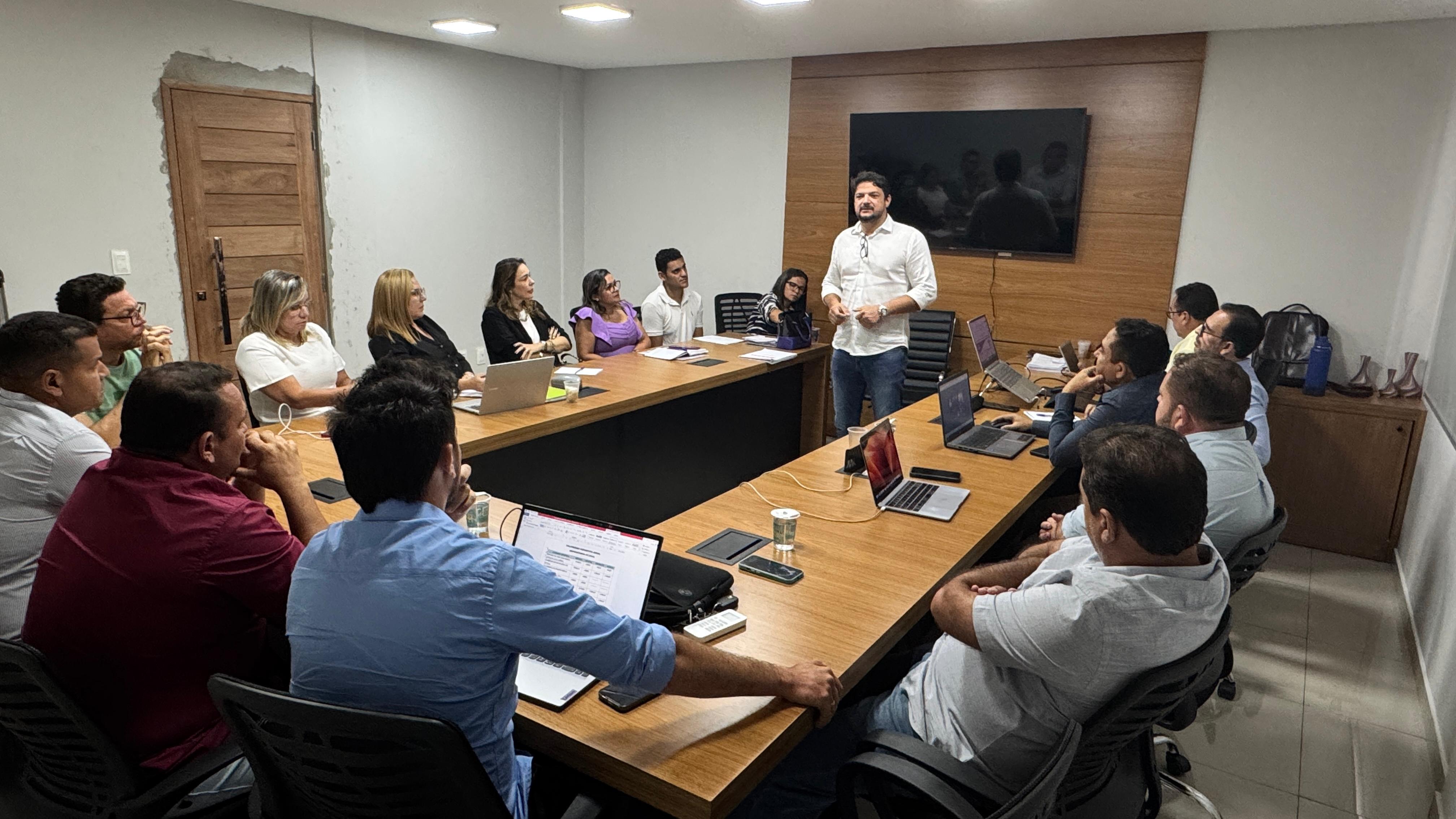 Foto 6 – Prefeito de Beneditinos participa de reunião com os Secretários