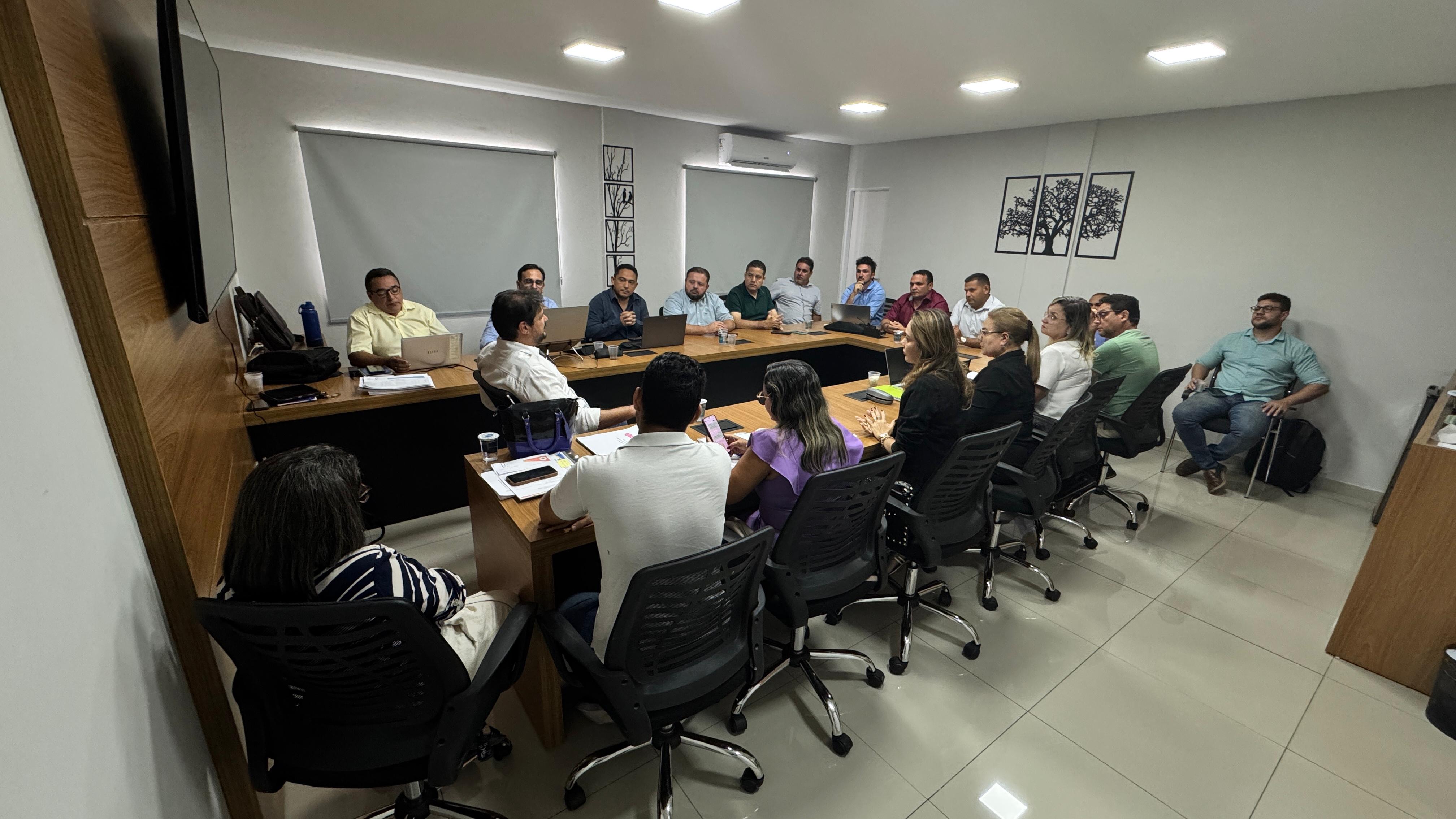Foto 2 – Prefeito de Beneditinos participa de reunião com os Secretários